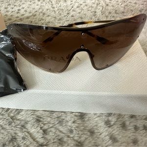 Vintage Prada shades 🕶️